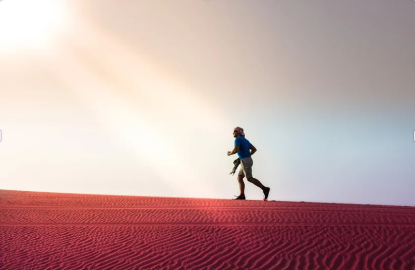 Coureur au sommet d'une dune