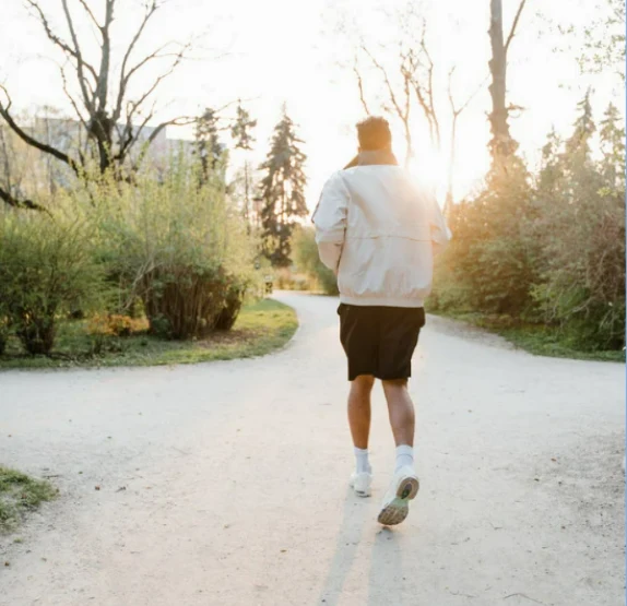 Joggeur dans un parc au lever du soleil